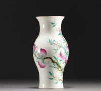 Chine - Vase en porcelaine au décor des neuf pêches, famille rose, époque Qing.