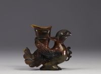 Chine - vase Rhyton arcanisant en pierre, époque Qing.