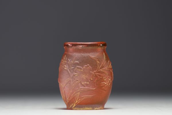 DAUM Nancy - Small acid-etched frosted glass vase with floral design enhanced with gold, signed.