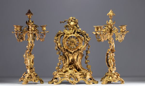 Pendue de cheminée et candélabres de style Louis XV en bronze doré, XIXe siècle.