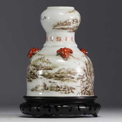 Chine - Vase en porcelaine à décor de paysage, de têtes de bouc et poème, marque sous la pièce.