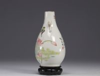 Chine, vase en porcelaine Qianjiang cai à décor de fleurs et d'oiseaux, XIXème.