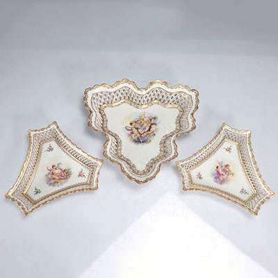 Set of 3 porcelain 'coupes de table' decorated with cherubs