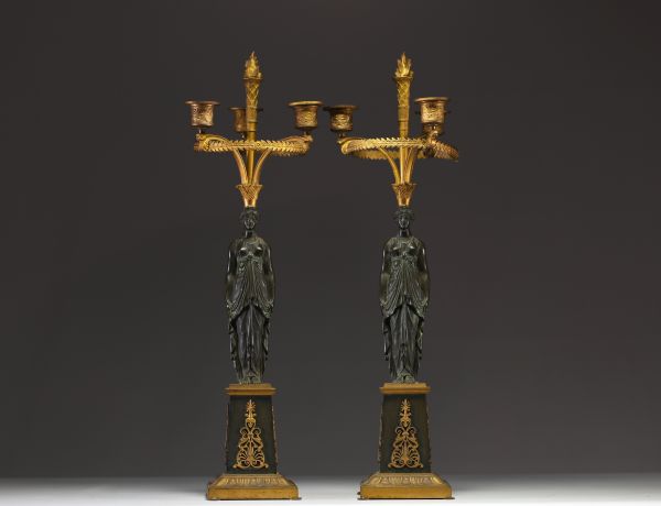 Paire de candélabres en bronze doré ciselé et patiné, fûts ornés de jeunes femmes à l'antique, époque Empire.