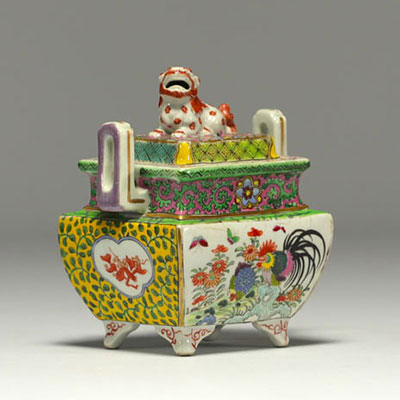 China - Small polychrome porcelain perfume burner with floral decoration, rooster and Fô dog.