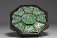 Chine - Ensemble de plat en émail cloisonné à décor floral et d' oiseaux dans sa boite en laque d'origine, XIXème.