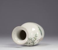 Vase en porcelaine de chine de la Famille Rose à décor de personnages et d'un arbre sur fond blanc