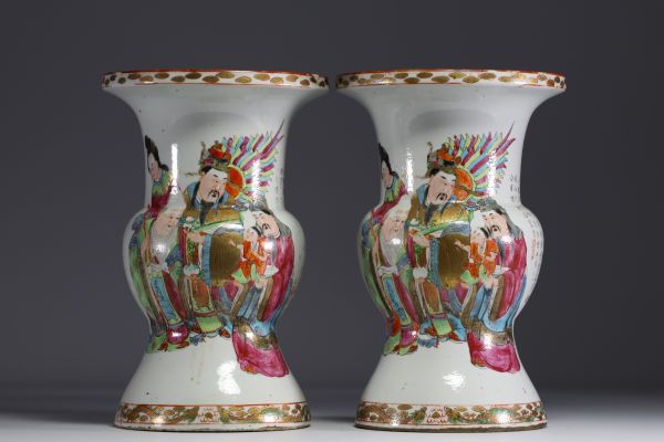 China - A pair of famille rose porcelain vases decorated with dignitaries, courtesans and poems, 19th century.