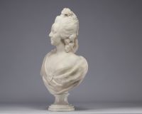 Bust of Marie Antoinette in sculpted marble