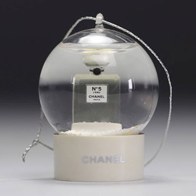 Mini boule à neige CHANEL représentant le flacon CHANEL n°5