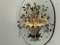 Maison Bagues - Rare paire de grandes appliques formant des corbeilles de fleurs en métal et verre surmontées de perroquets en verre moulé.