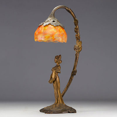 Lampe de table Art Nouveau en bronze à décor d'une femme tulipe Daum Nancy