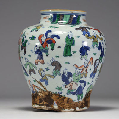 Chine - Vase aux Cent Enfants en porcelaine polychrome d'époque XVIIème.