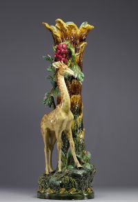 Imposing giraffe slip vase, glazed ceramic with floral decoration, late 19th century.