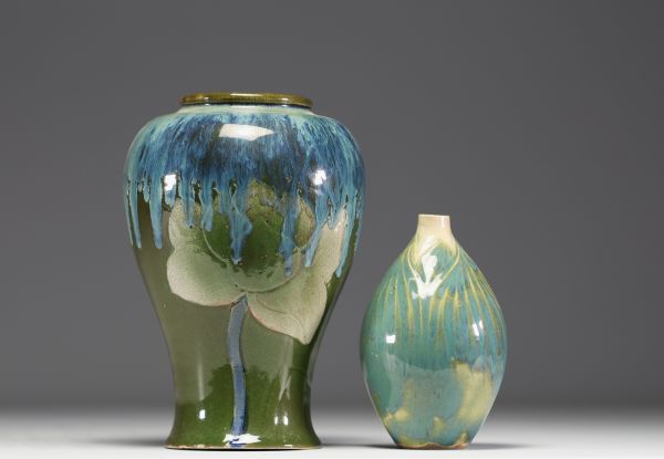 Japon - Deux vases en porcelaine vernissée à décor floral en relief, un signé, vers 1900.