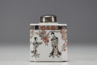 Chine - Boite à thé en porcelaine en grisaille à décor d'élégantes, époque Qianlong.