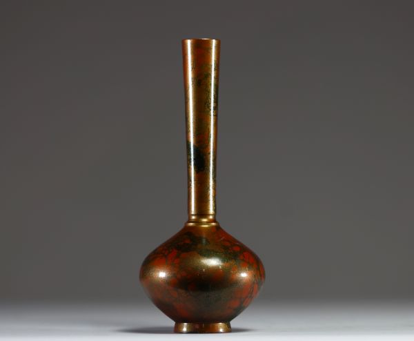 Japon - Vase en bronze, technique Murashido à patine rouge et or, période Taishō, XXème, marque sous la pièce.