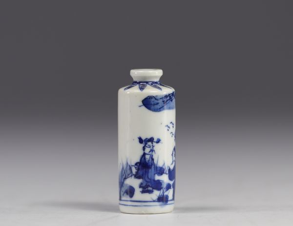 Chine - tabatière en porcelaine blanche et bleue à décor de personnages.