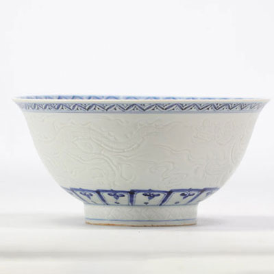 White and blue Chinese porcelain dish decorated with dragons