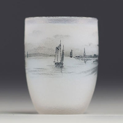 DAUM Nancy - Vase miniature en verre émaillé à décor de marine, signature sous la pièce.