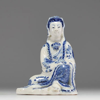 Chine - Figurine traditionnelle en porcelaine blanc bleu d'époque XIXème.