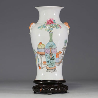 Chine - Vase en porcelaine famille rose à décor de mobiliers traditionnels et poème.