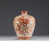 Chine - Vase en porcelaine à décor de dragons impériaux en rouge fer, dynastie Qing. marque Qianlong