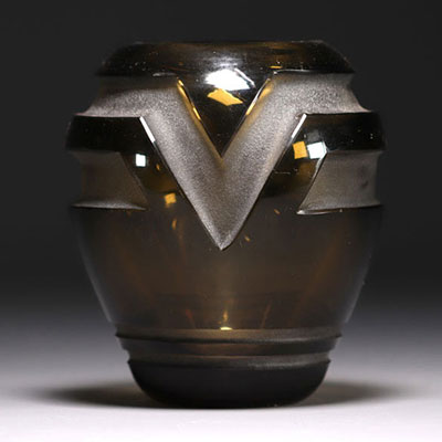 MULLER Frères Lunéville - Small Art Deco vase in brown tinted and sandblasted glass.