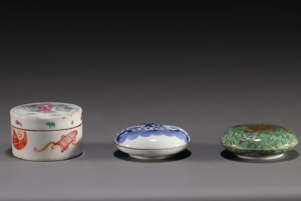 Chine - Ensemble de trois boites à encre en porcelaine à décors divers.