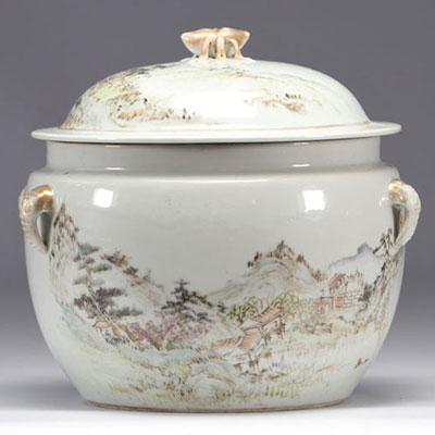 Covered Chinese porcelain tureen decorated with mountain landscapes