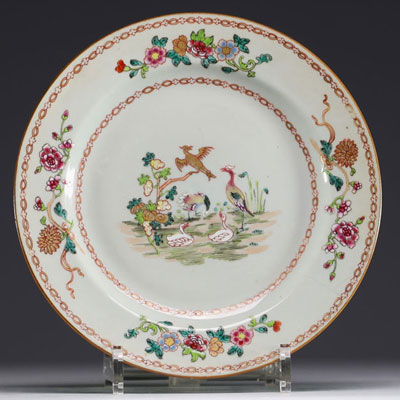 Chine - Assiette en porcelaine polychrome famille rose à décor de canards et de fleurs, XVIIIème.