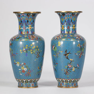 Paire de vases en cloisonnés a décor d'oiseaux et fleurs XIXème