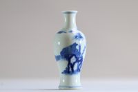 Chine - Petit vase en porcelaine blanc bleu à décor de courtisanes.