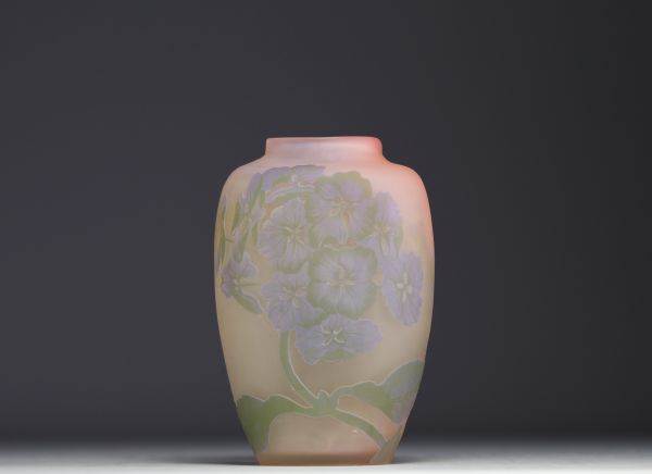 Émile GALLÉ (1846-1904) Vase en verre multicouche dégagé à l'acide à décor d'hortensias, signature à l'étoile.