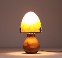 MULLER Frères Lunéville - Lampe champignon en verre marmoréen dans des tons orangés, signée.