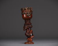 Mortier à tabac Chokwe en bois sculpté rehaussé de clous en laiton, début XXe siècle.