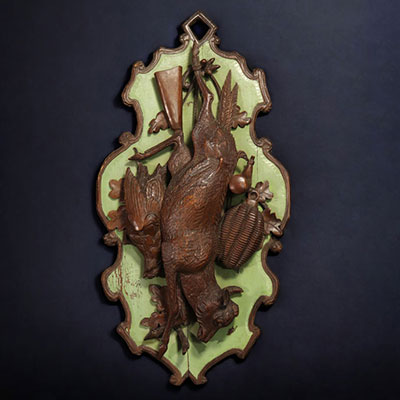 Médaillon d'applique, trophée de chasse en boiserie sculptée de la Forêt noire, XIXe siècle.