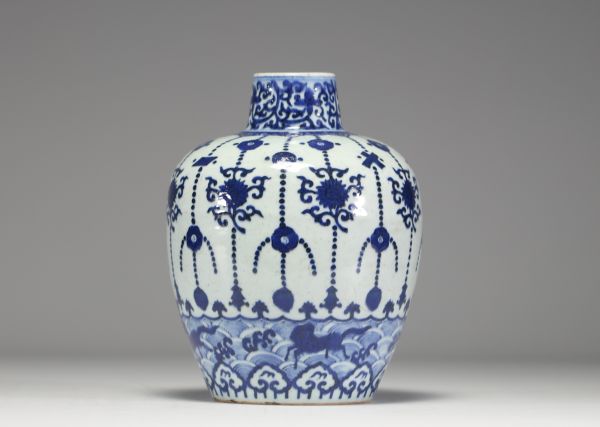 Chine - Vase en porcelaine blanc bleu à décor floral et de chevaux, marque au bleu sous la pièce, époque Ming