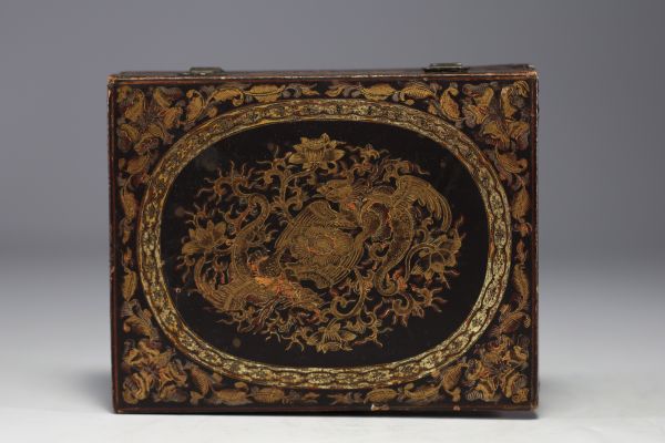 Japan - A lacquer and gold quadrille box decorated with dragons, 18th century.