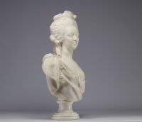 Bust of Marie Antoinette in sculpted marble