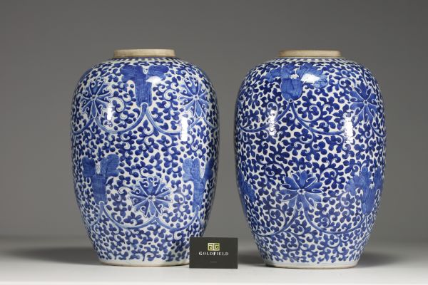 China - Pair of blue-white porcelain potiches with floral decoration, Qing period.