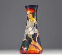 Val Saint Lambert par Henri et Désiré MULLER - Rare vase en verre doublé et dévitrifié, dégagé à l'acide à décor de murier, signé à la base dans le décor.