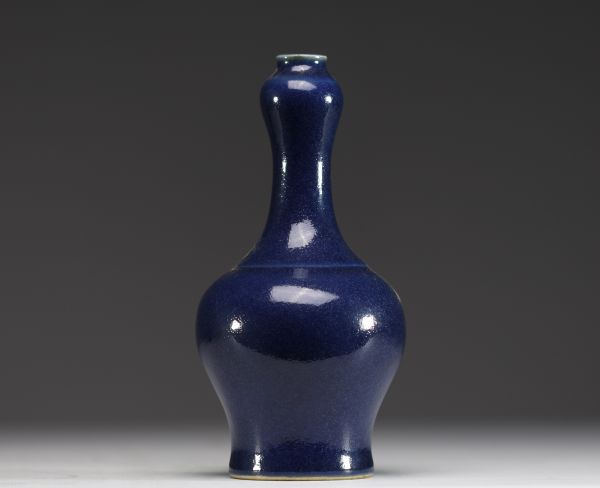 Chine - Vase suantouping en porcelaine monochrome bleue, Dynastie Qing.