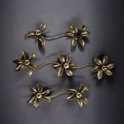 Willy DARO (XX-XXI) Ensemble de trois appliques florales en bronze à patine dorée, vers 1970.