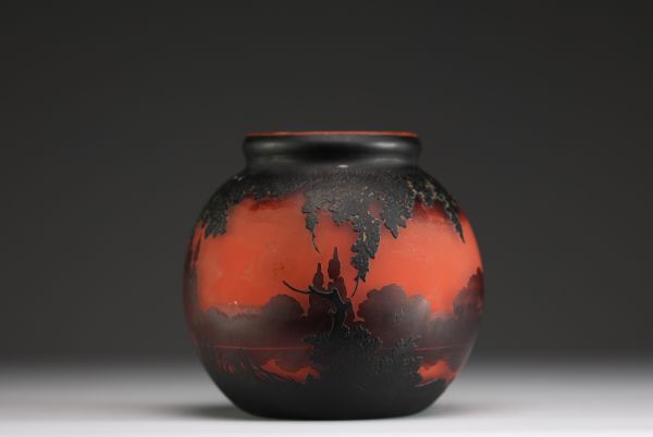 MULLER Frères Lunéville - Vase en verre multicouche dégagé à l'acide à décor de paysage lacustre, signé.