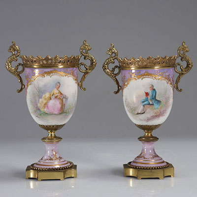 Paire de vases en porcelaine, monture en bronze doré, dans le goût de Sèvres.