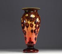 Le Verre Français - Vase en verre multicouche dégagé à l'acide au décor de chêne, signé.