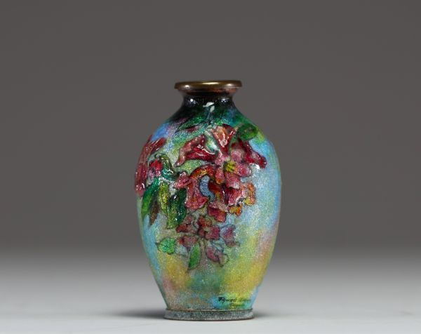 Camille FAURÉ (1874-1956) Vase en émaux de Limoges à décor floral.