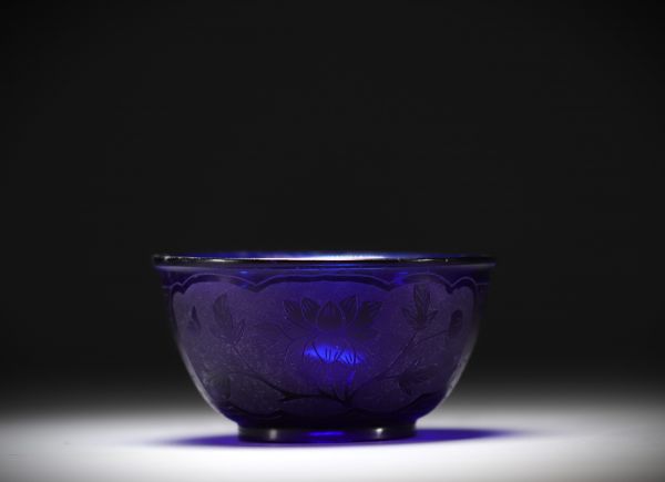 Chine - Bol en verre de Pékin bleu, dynastie Qing, marque aux 4 caractères.