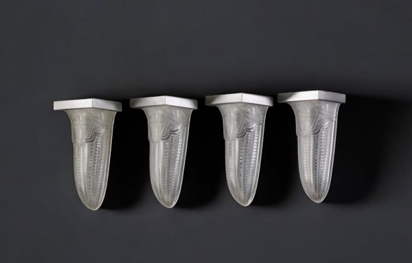 Suite de quatre appliques Art Déco en verre moulé pressé à décor géométrique stylise et métal nickelé, vers 1930.